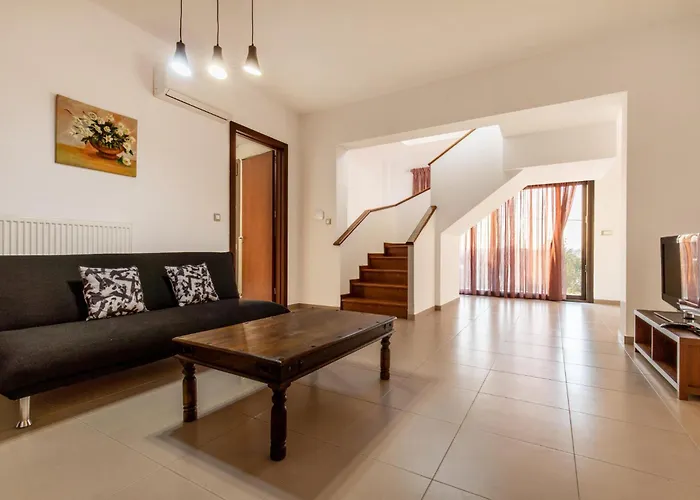 Villa Cleopatra Private Heated Pool, Tennis & Football Koskinou (Rhodes)