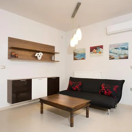 Cleopatra Private Heated Pool, Tennis & Football Vilă