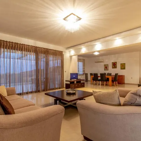Cleopatra Private Heated Pool, Tennis & Football Vilă