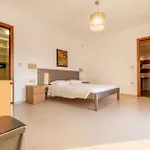 Cleopatra Private Heated Pool, Tennis & Football Коскину