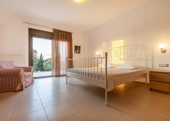 Cleopatra Private Heated Pool, Tennis & Football Vilă