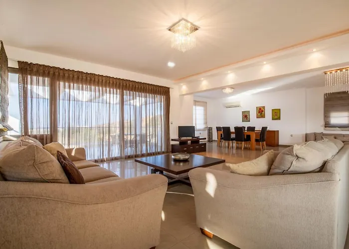 Cleopatra Private Heated Pool, Tennis & Football * Koskinou (Rhodes)